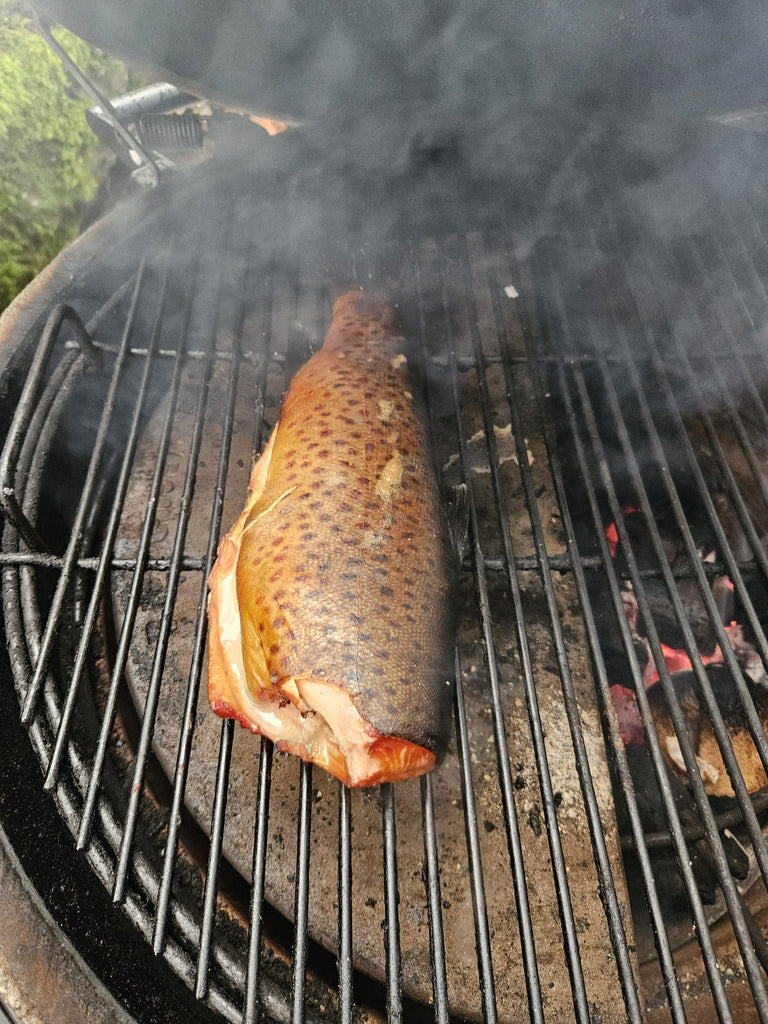 Savustettu taimen siianmäti-lisukkeella